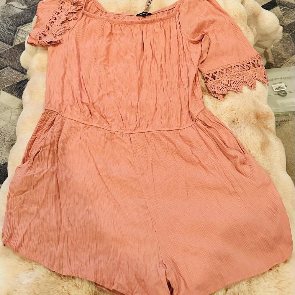 NWT women 2X Lace Sleeve Romper with two side pockets